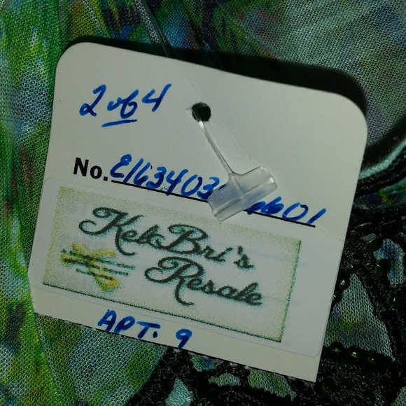 Woman's shirt - Picture 2 of 3